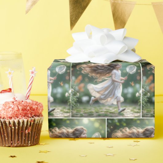 Meisje achtervolgt vlinders met een net cadeaupapier (Verjaardagsfeest)