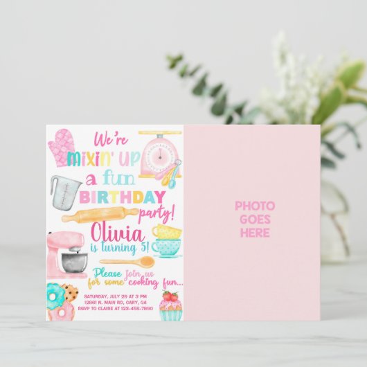 Meisje bakken / foto's bakken op verjaardagsuitnod kaart (Staand voorkant)