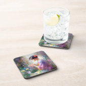 Meisje bewondering van een bloem in haar handen bier onderzetter (Rechterzijde)