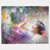 Meisje bewondering van een bloem in haar handen fleece deken (Voorkant (Horizontaal))