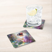 Meisje bewondering van een bloem in haar handen kartonnen onderzetters (Insitu)