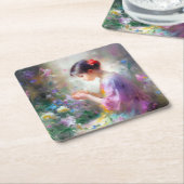 Meisje bewondering van een bloem in haar handen kartonnen onderzetters (Schuin)