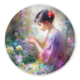 Meisje bewondering van een bloem in haar handen keramische knop