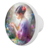 Meisje bewondering van een bloem in haar handen keramische knop (Rechts)