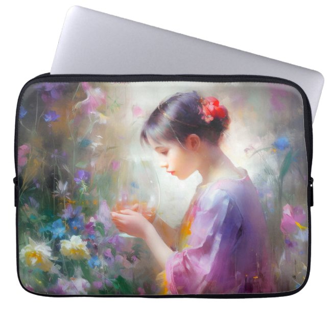 Meisje bewondering van een bloem in haar handen laptop sleeve (Voorkant)
