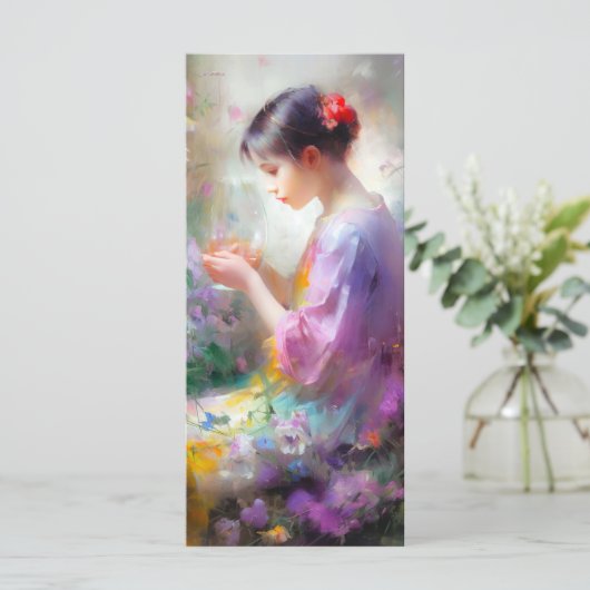 Meisje bewondering van een bloem in haar handen menu (Staand voorkant)