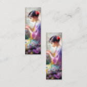 Meisje bewondering van een bloem in haar handen mini visitekaartje (Voorkant / Achterkant)