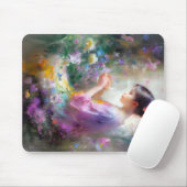 Meisje bewondering van een bloem in haar handen muismat (Met muis)