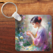 Meisje bewondering van een bloem in haar handen sleutelhanger (Voorkant)