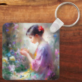 Meisje bewondering van een bloem in haar handen sleutelhanger (Achterkant)