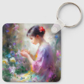 Meisje bewondering van een bloem in haar handen sleutelhanger (Achterkant)
