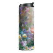 Meisje bewondering van een bloem in haar handen thermosbeker (Gedraaid links)