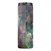 Meisje bewondering van een bloem in haar handen thermosbeker (Achterkant)