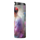 Meisje bewondering van een bloem in haar handen thermosbeker (Geroteerd rechts)