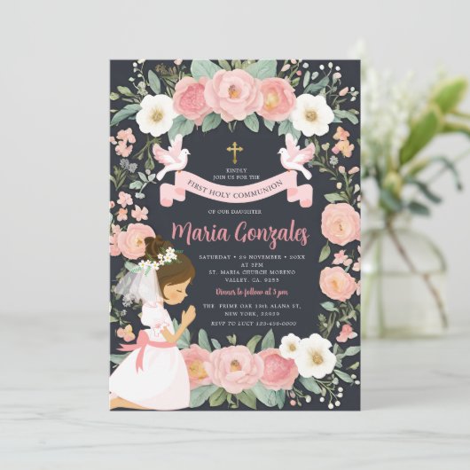 Meisje biddend Eerste Heilige Communie Roze Bloeme Kaart (Staand voorkant)