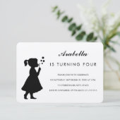 Meisje blaast bubbels Uitnodiging voor verjaardags (Staand voorkant)