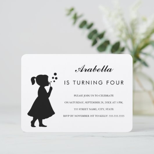 Meisje blaast bubbels Uitnodiging voor verjaardags (Staand voorkant)