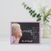 Meisje Blowing Bubbles: Uitnodiging voor verjaarda Briefkaart (Staand voorkant)