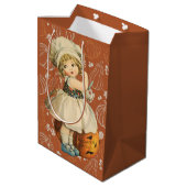 Meisje Carving Apple Halloween Medium Cadeauzakje (Achterkant Gekanteld)