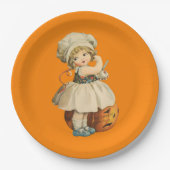 Meisje Carving Apple Halloween Papieren Bordje (Voorkant)