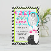 Meisje Chevron Bowling Verjaardag Foto Uitnodiging (Staand voorkant)