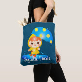 Meisje dansen onder de regen tote bag (Dichtbij)