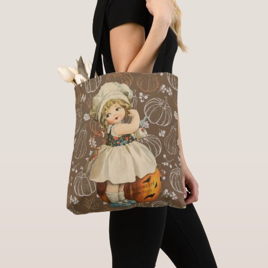 Meisje dat appelkerft voor Halloween Tote Bag (Dichtbij)