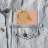 Meisje dat beer omhelst button (Insitu)