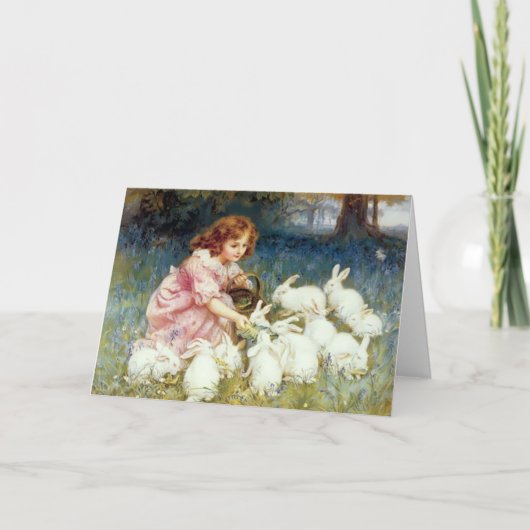  meisje dat Bunny Rabbits Paasse Kaart voedt (Voorkant)