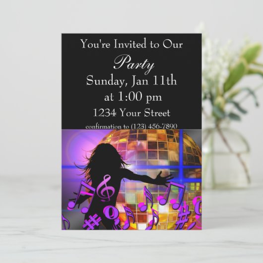 Meisje dat danst en paarse muzieknoten kaart (Staand voorkant)