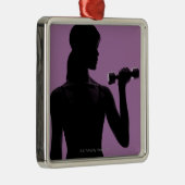 meisje dat dommel optilt op paarse achtergrond metalen ornament (Rechts)