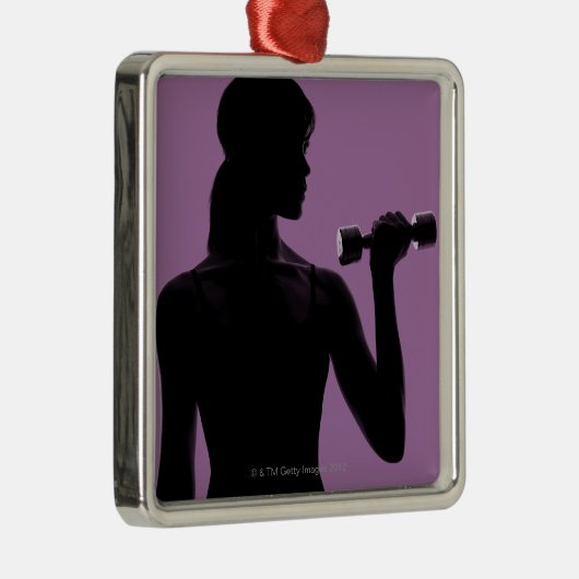 meisje dat dommel optilt op paarse achtergrond metalen ornament (Rechts)