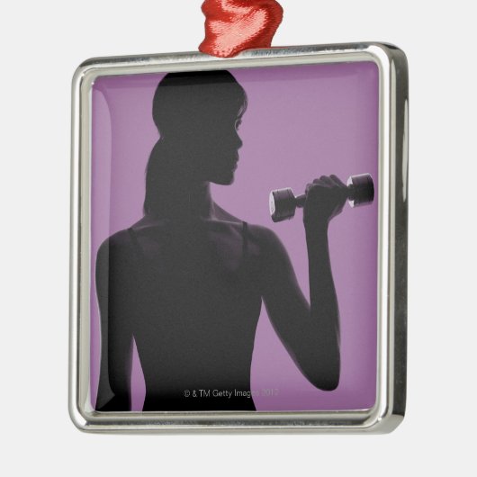 meisje dat dommel optilt op paarse achtergrond metalen ornament (Links)