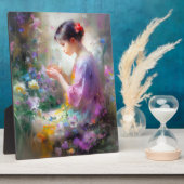 Meisje dat een bloem in haar handen bewondert  fotoplaat (Zijkant)