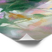 Meisje dat een bloem in haar handen bewondert  perfect poster (Hoek)