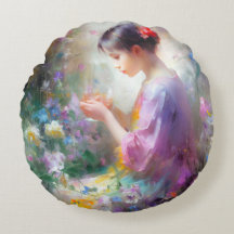 Meisje dat een bloem in haar handen bewondert