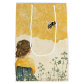 Meisje dat een hommel bekijkt medium cadeauzakje (Achterkant)