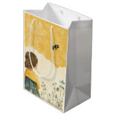 Meisje dat een hommel bekijkt medium cadeauzakje (Achterkant Gekanteld)