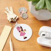 Meisje dat een ventilatorSleutelhanger houdt Sleutelhanger