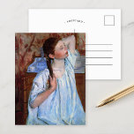 Meisje dat haar haar haar haar schikt | Mary Cassa Briefkaart<br><div class="desc">Girl Aranging Her Hair (1886) van Mary Cassatt legt een intiem moment vast van een jong meisje dat haar haar fixeert. Het schilderij weerspiegelt Cassatt's meesterlijke weergave van huishoudelijke en persoonlijke scènes, met de nadruk op de tedere, alledaagse momenten van het leven. Met zachte penseelstreken en delicate aandacht voor kleur...</div>