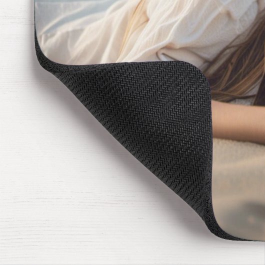 Meisje dat in strandzand ligt muismat (Hoek)