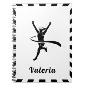 Meisje dat marathon hardloopt baan veldloop kind n notitieboek (Voorkant)