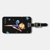 Meisje dat ritmische gymnastiek met ballbagage ver bagagelabel (Voorkant horizontaal)