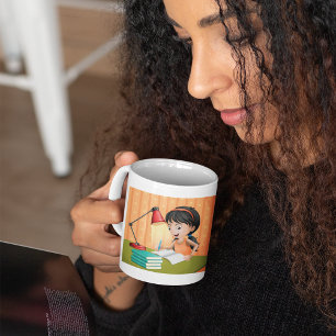 Meisje dat studeert aan bureau en huiswerk doet koffiemok