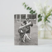 Meisje dat tuba speelt, 1928 briefkaart (Staand voorkant)