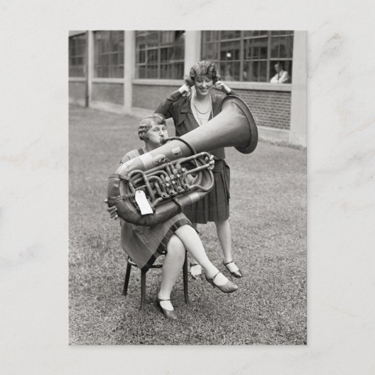 Meisje dat tuba speelt, 1928 briefkaart (Voorkant)