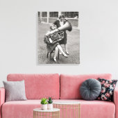 Meisje dat tuba speelt, 1928 canvas afdruk (Insitu (Woonkamer))