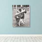 Meisje dat tuba speelt, 1928 canvas afdruk (Insitu (Houten vloer))