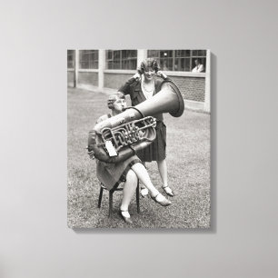 Meisje dat tuba speelt, 1928 canvas afdruk