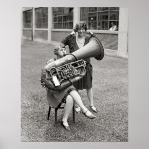 Meisje dat tuba speelt, 1928. Oude foto Poster